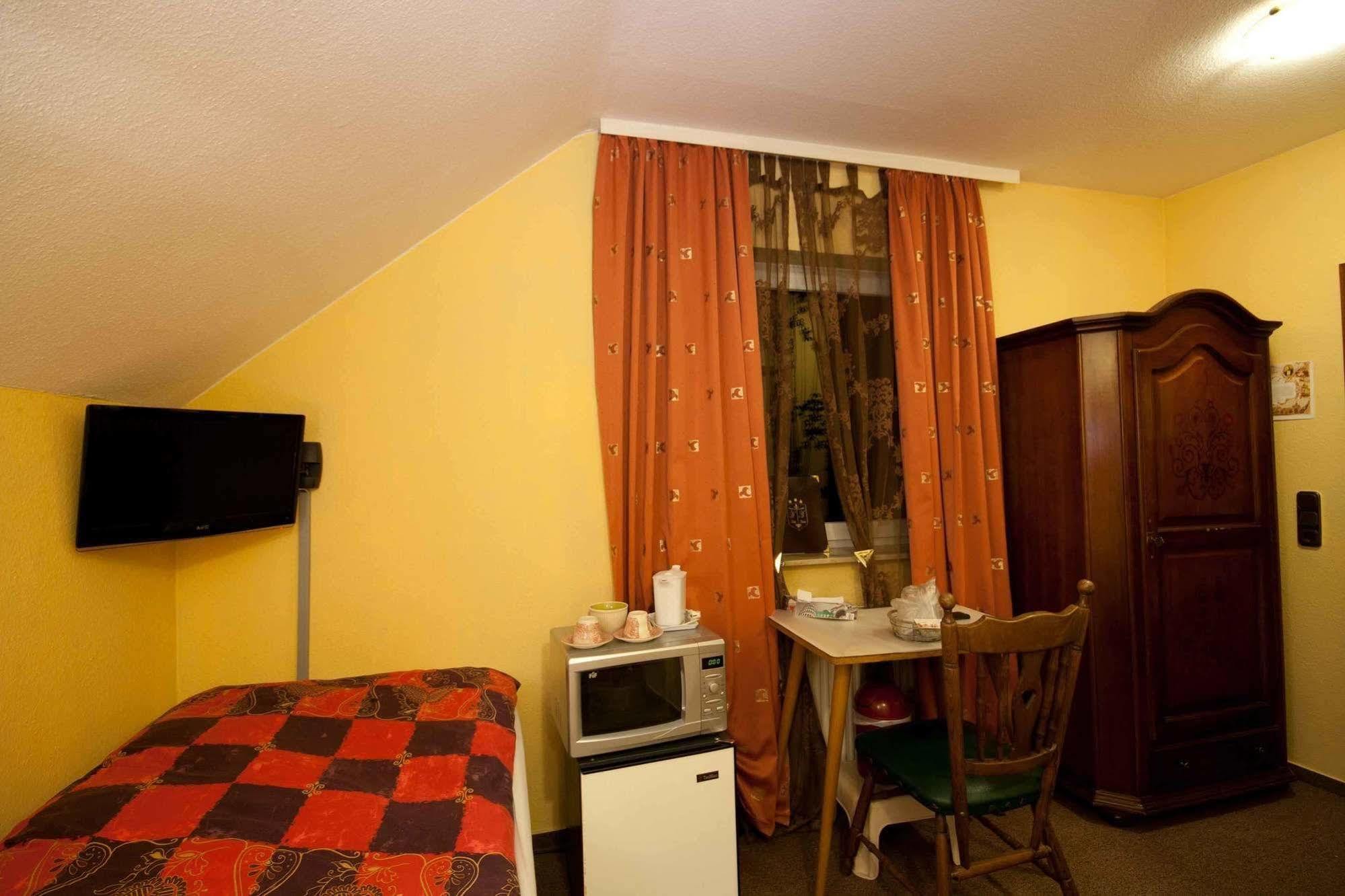 Hotel Attache Raunheim Exteriör bild