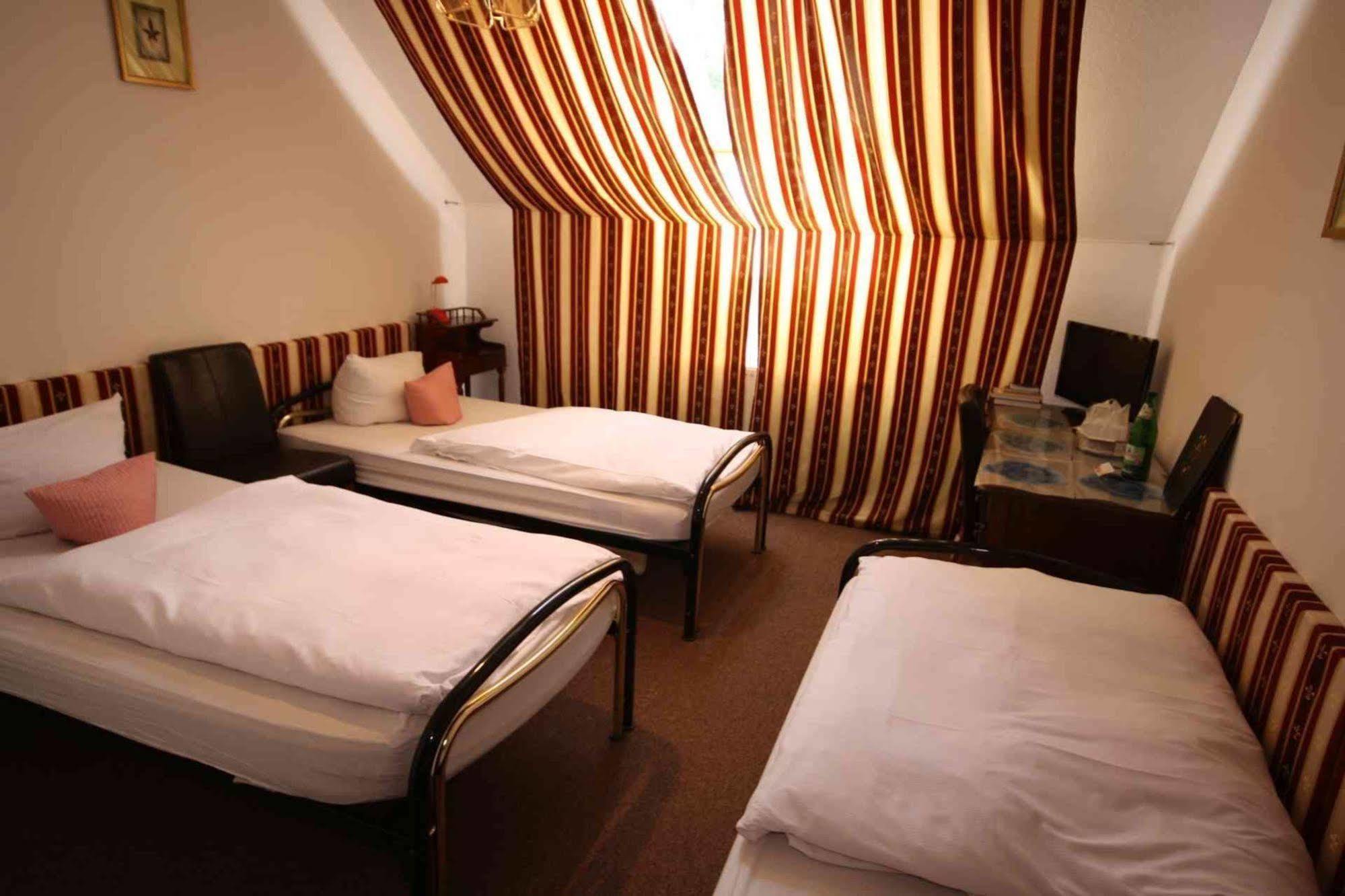 Hotel Attache Raunheim Exteriör bild