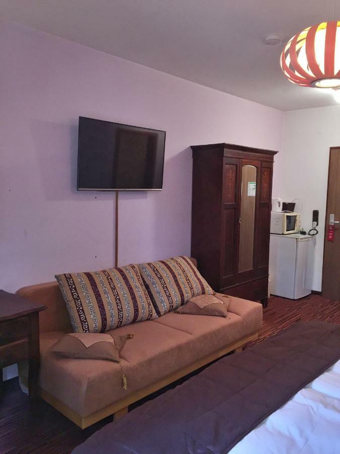 Hotel Attache Raunheim Exteriör bild